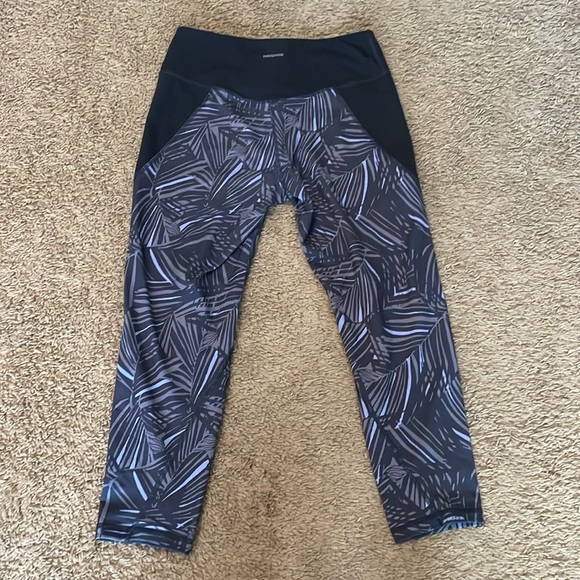 EUC Patagonia Women’s Centered Crop 7/8 length - Picture 3 of 5